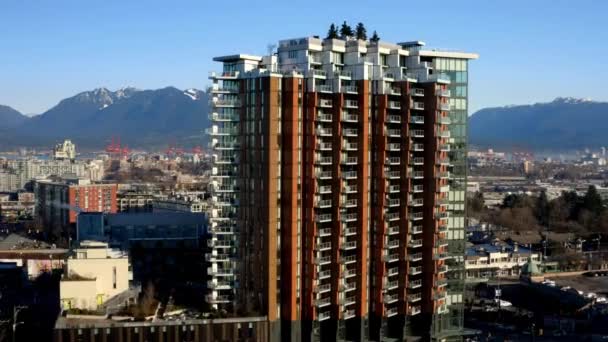 飞往位于加拿大不列颠哥伦比亚省温哥华市的独立公寓的高层大楼 空降飞行员中枪 — 图库视频影像