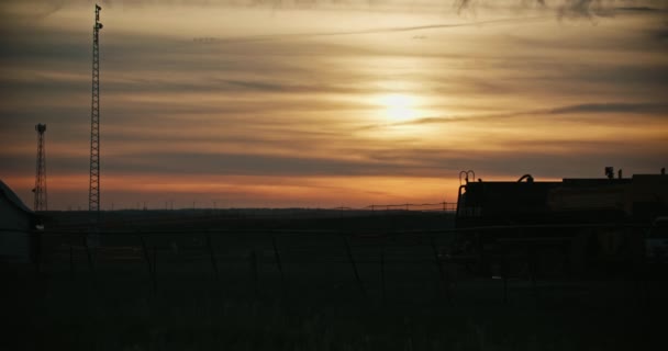 風光明媚な農場シルエットと劇的な夕日シネマティックサンライズタイムラプス — ストック動画