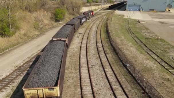 Schwere Mit Kohle Gefüllte Eisenbahnwaggons Die Mit Dem Zug Gezogen — Stockvideo