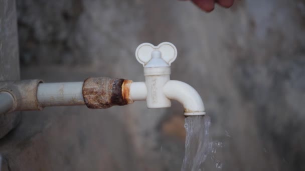 Mit Der Hand Den Wasserhahn Zudrehen — Stockvideo