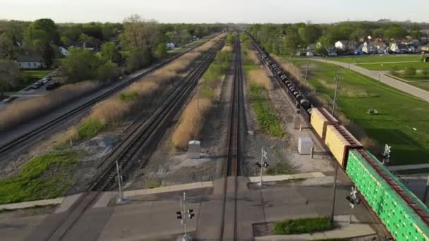 Tåg Med Stålrullar Och Trä Passerar Wyandotte Michigan Flygbild — Stockvideo