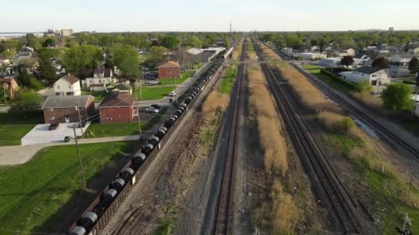 Ändlösa Godståg Passerar Fridfull Stad Wyandotte Flygfoto — Stockvideo