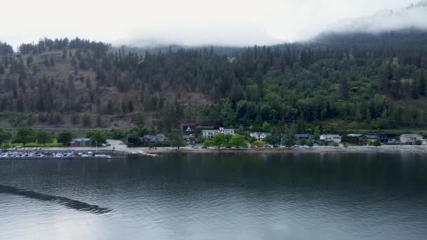 Drone Volando Través Del Lago Hacia Costa — Vídeos de Stock