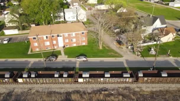 Tåg Med Stålrullar Passerar Genom Fridfull Stad Wyandotte Antenn Sidofluga — Stockvideo