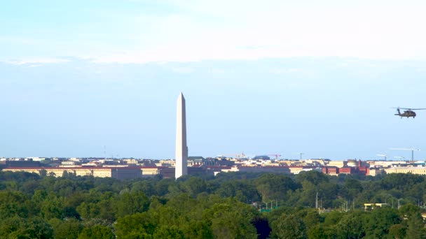 Zwei Blackhawk Militärhubschrauber Fliegen Einem Sommernachmittag Washinton Tief Washington Monument — Stockvideo
