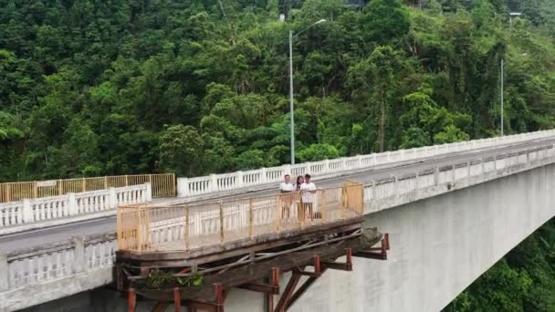 南レイテ州ソガドのパンフィリピン高速道路沿いのアガス アガスの背の高いビーム橋の上の旅行者 ドローン プルバック — ストック動画