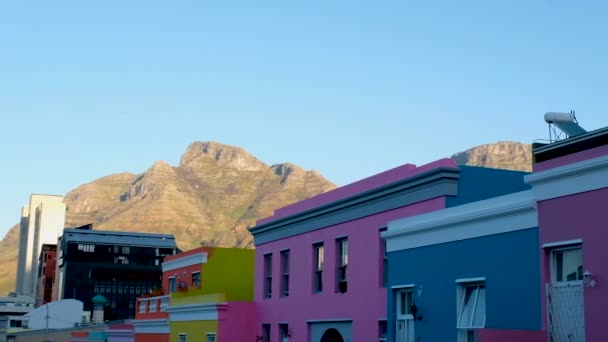 Καλλιεργημένη Panning Shot Από Πολύχρωμο Kaap Φόντο Table Mountain — Αρχείο Βίντεο
