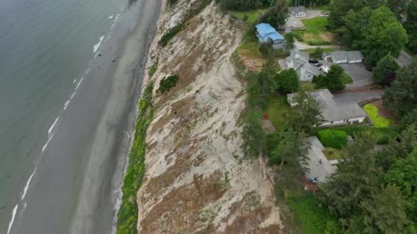 Aerial Shot Ocean Bluff Showing Aggressive Erosion Caused Ocean — Stock Video