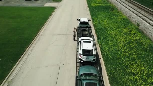 Pickup Kierowca Samochód Holownik Zabezpieczenie Samochodów Paskami Przyczepie Drone Materiał — Wideo stockowe