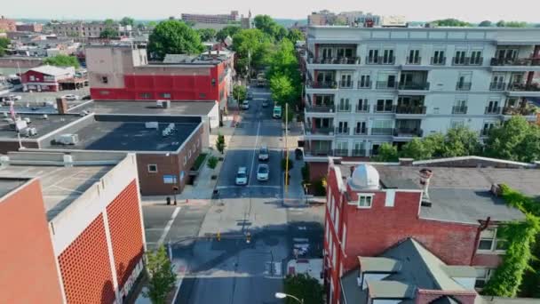 Auto Rijden Door Een Eenrichtingsstraat Een Kleine Stad Amerika Luchtfoto — Stockvideo
