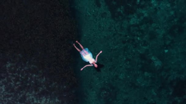 Женщина Белом Платье Плавает Отдыхает Прозрачных Водах Острова Лимасава Филиппины — стоковое видео