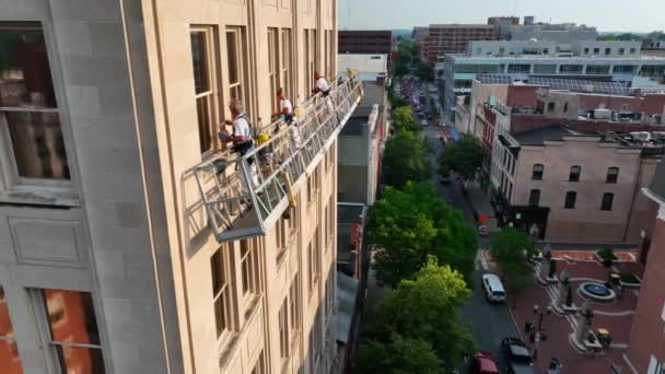 Trabalhadores Colarinho Azul Estão Andaimes Pintando Janelas Prédio Escritórios Urbanos — Vídeo de Stock