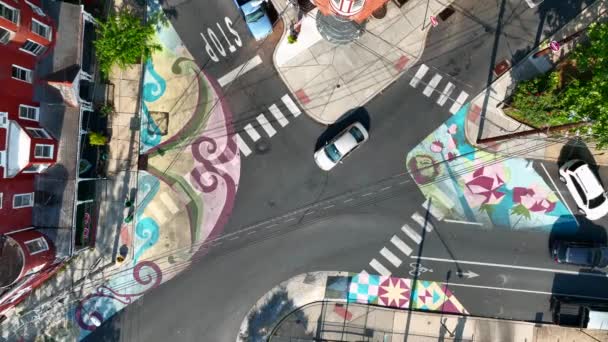 Барвисті Прогулянки Вуличними Фресками Міському Місті Автомобілі Їздять Тихих Вулицях — стокове відео