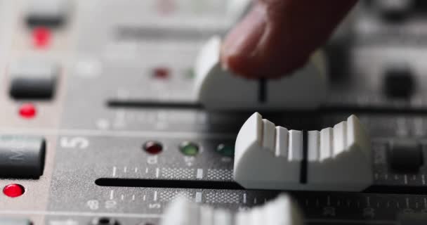 混合控制台 信道扩音器上的手指逐渐增加和降低音频信号的等级 — 图库视频影像