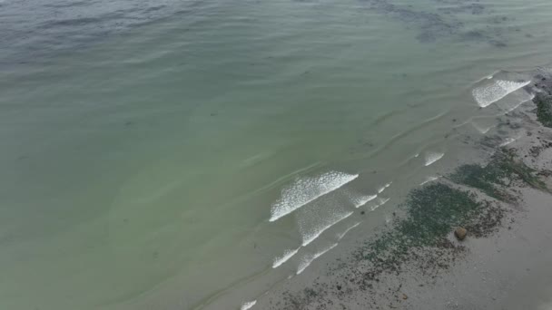 Flygfoto Över Vågor Kraschar Sandstrand Whidbey Island — Stockvideo