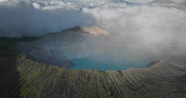 Vulkan Ijen Mit Blauem Saurem Kratersee Und Dramatischen Kumuluswolken Ostjava — Stockvideo