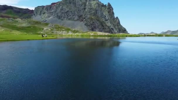 Över Vattnet Video Från Drönare Ovanför Fjällsjö Sommaren — Stockvideo