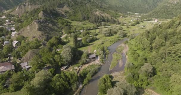 Luftaufnahme Der Idyllischen Stadt Daba Mit Bewaldeter Berglandschaft Hintergrund Georgien — Stockvideo