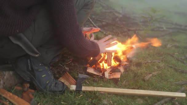 Bushcraft Fogueira Aquecendo Mãos Uma Floresta Fria Nebulosa — Vídeo de Stock