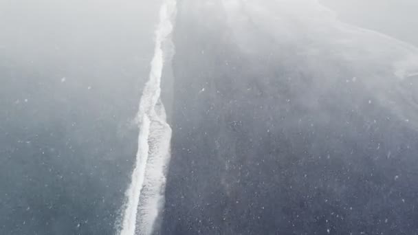 Schneesturm Über Dem Schwarzen Sandstrand Von Hvalnes Island Drohne Aus — Stockvideo