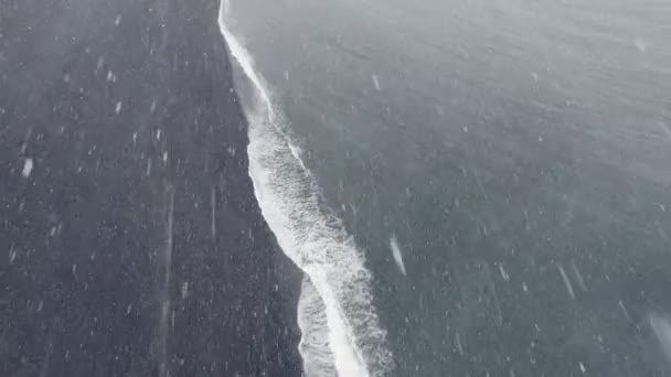 Starker Schneefall Über Schwarzem Sandstrand Island Drohnenblick — Stockvideo
