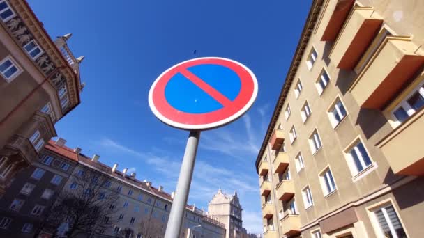 Parcheggio Vietata Segnaletica Stradale Vento Molto Forte Maltempo Movimento Enormemente — Video Stock