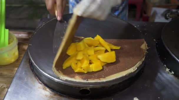 아침에 부엌에서 맛있는 팬케이크를 준비하는 모습을 가까이 찍는다 맛있고 — 비디오