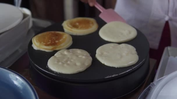 在一个炽热的电热的电热锅上 正在为一家人烹调美味的早餐餐 这是一张煎饼面团烘烤的特写镜头 — 图库视频影像