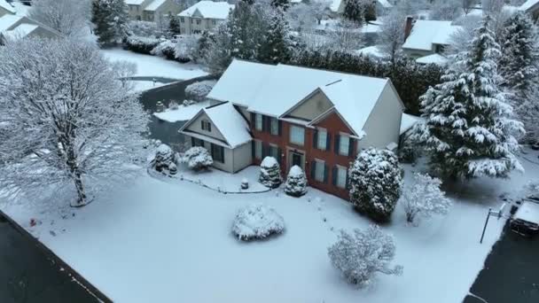 冬季暴风雪期间 现代高档美国住宅的开发 高山滑雪城的空中启示 — 图库视频影像