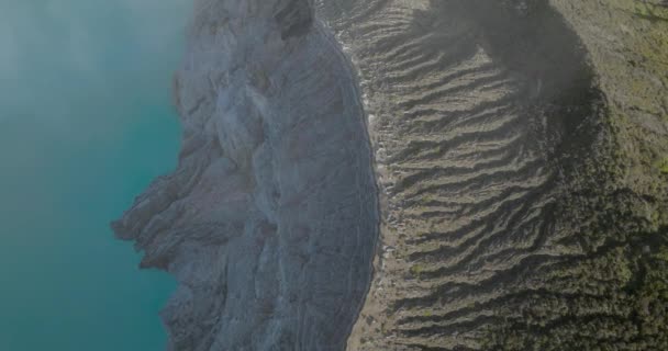 Τοίχος Κορυφογραμμής Ηφαιστειακού Κρατήρα Γραμμές Διάβρωσης Και Γαλάζια Όξινη Λίμνη — Αρχείο Βίντεο