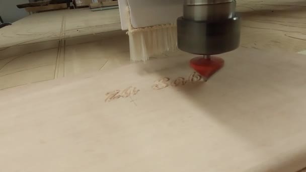 Escultura Texto Prancha Madeira Com Bit Máquina Roteador Cnc — Vídeo de Stock