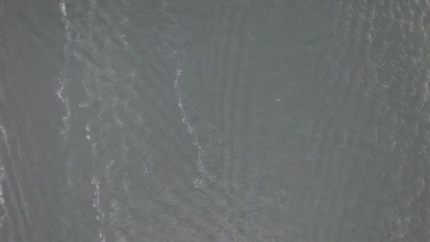 纽约长岛火岛入口大桥的航拍 在多云的一天 当汽车经过时 无人驾驶相机在桥上斜着身子 — 图库视频影像