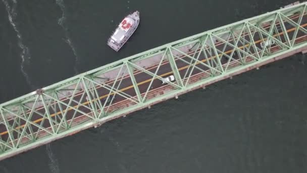 纽约长岛火岛入口大桥的航拍 在阴天里 当汽车经过时 无人驾驶相机倾斜着 砰的一声跳起来 正好在桥上飞驰而过 — 图库视频影像