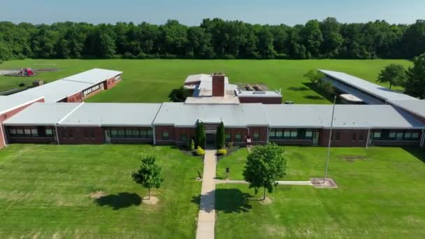 Americká Školní Budova Během Léta Žádní Studenti Prázdný Kampus Letecký — Stock video