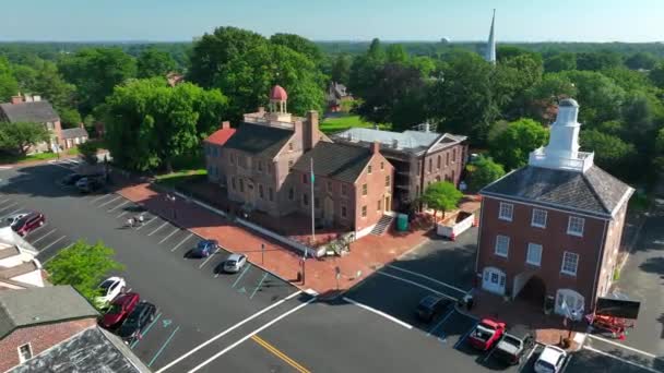 デラウェア州のダウンタウン ニューキャッスル郡庁舎 初の国家 町の広場の空中風景 — ストック動画
