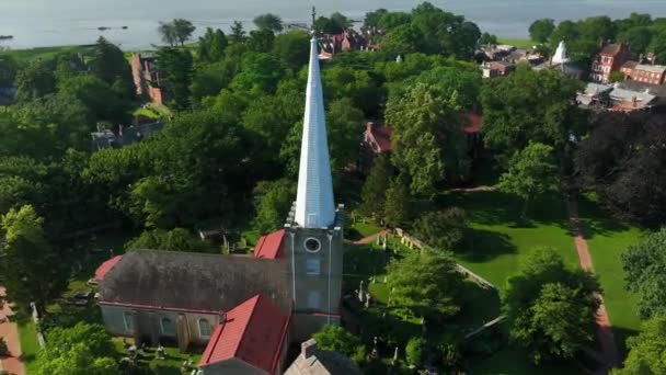 緑のインマヌエル エピスコパル教会 ニューキャッスルデラウェア川の空中暴露 — ストック動画