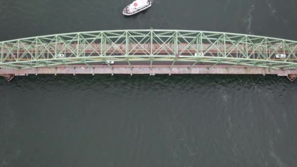 纽约长岛火岛入口大桥的航拍 无人驾驶相机笔直朝下倾斜 然后在多云的一天从桥上倾斜向上 这时车辆经过 船只抛锚 — 图库视频影像