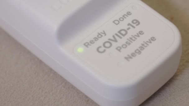 Kant Klare Lichtknipperen Test Unit Van Covid Test Kit Sluiten — Stockvideo