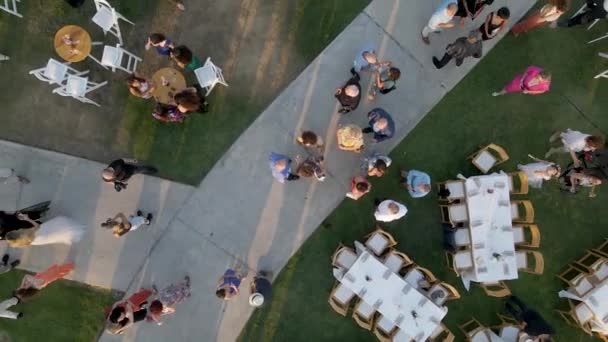Gasten Verzamelen Een Bruiloft Uitzicht Van Een Drone — Stockvideo