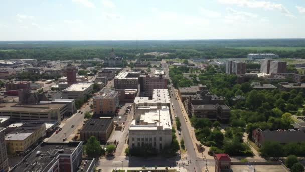 印第安纳州Terre Haute市中心的天际线与无人机视频横向移动 — 图库视频影像