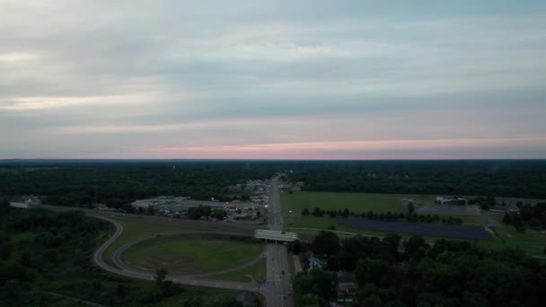Drone Vista Una Puesta Sol Una Carretera Con Campos Abiertos — Vídeos de Stock