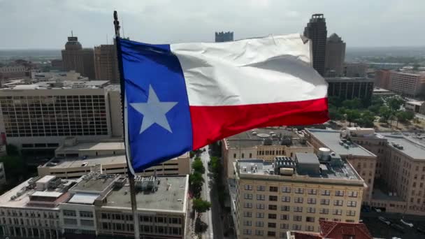 Texas Flag Waves Breeze Downtown Urban District Aerial View — Stock Video
