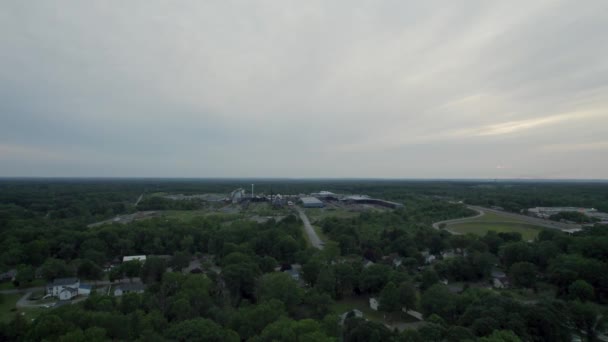 Drone Widok Pięknego Miasta Pokryte Drzewami Godzinach Wieczornych — Wideo stockowe