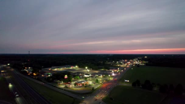 Pembe Gökyüzünün Yoğun Yoldaki Parlak Işıklarla Dolu Havadan Görüntüsü — Stok video