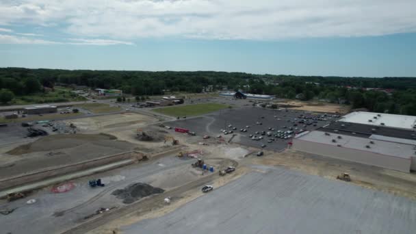 停车场旁边的大型建筑工地的俯瞰图 大型建筑设备 — 图库视频影像