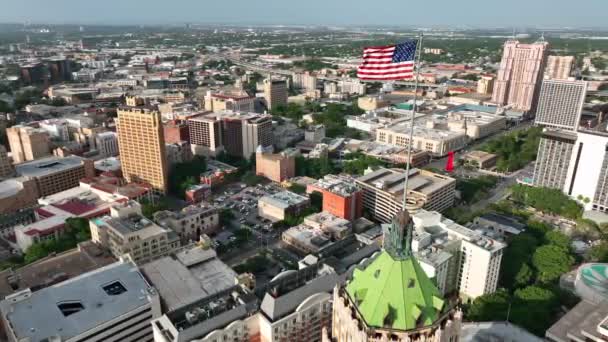 San Antonio Texas Bendera Amerika Dengan Pengungkapan Distrik Riverwalk Udara — Stok Video