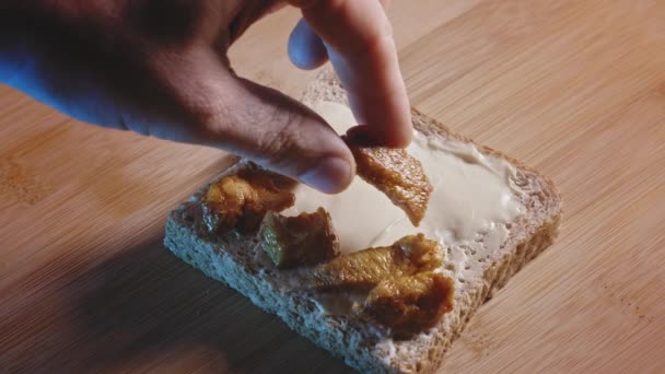 Τοποθέτηση Τηγανητό Στήθος Κοτόπουλου Ψωμί Ολικής Άλεσης Τυρί Χαμηλής Περιεκτικότητας — Αρχείο Βίντεο