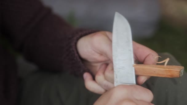 Make Peathered Stick Sharp Bushcraft Knife Tinder Start Fire — Stock video