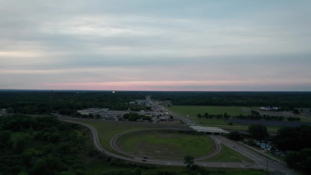 Vista Aérea Belo Céu Rosa Pôr Sol Uma Longa Rodovia — Vídeo de Stock