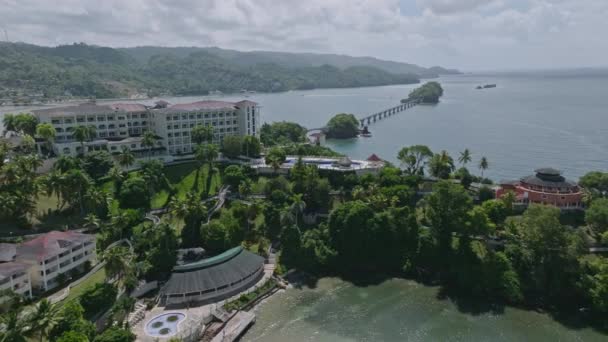 ドミニカ共和国のサマナ湾にあるBahia Principe Grand Cayacoa Hotel Beach 空中後退 — ストック動画